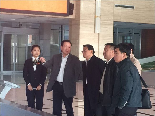 中儲發展股份有(yǒu)限公司董事(shì)長(cháng)應邀率考察團參觀曹妃甸